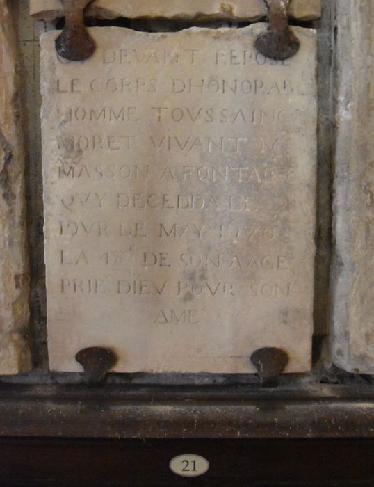dalle funéraire de Toussaint Moret, maçon (n°21)