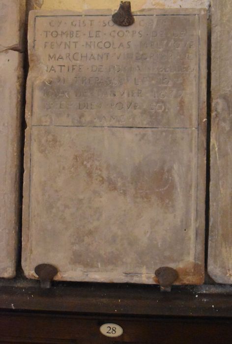dalle funéraire de Nicolas Mellique, marchand (n°28)