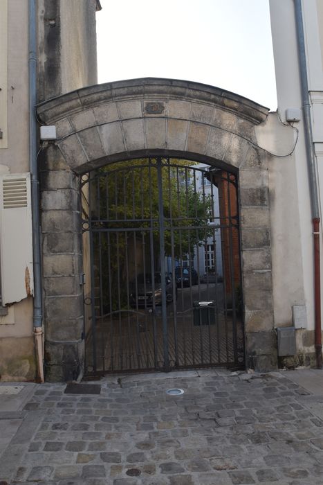 grille d’accès sur rue à la cour