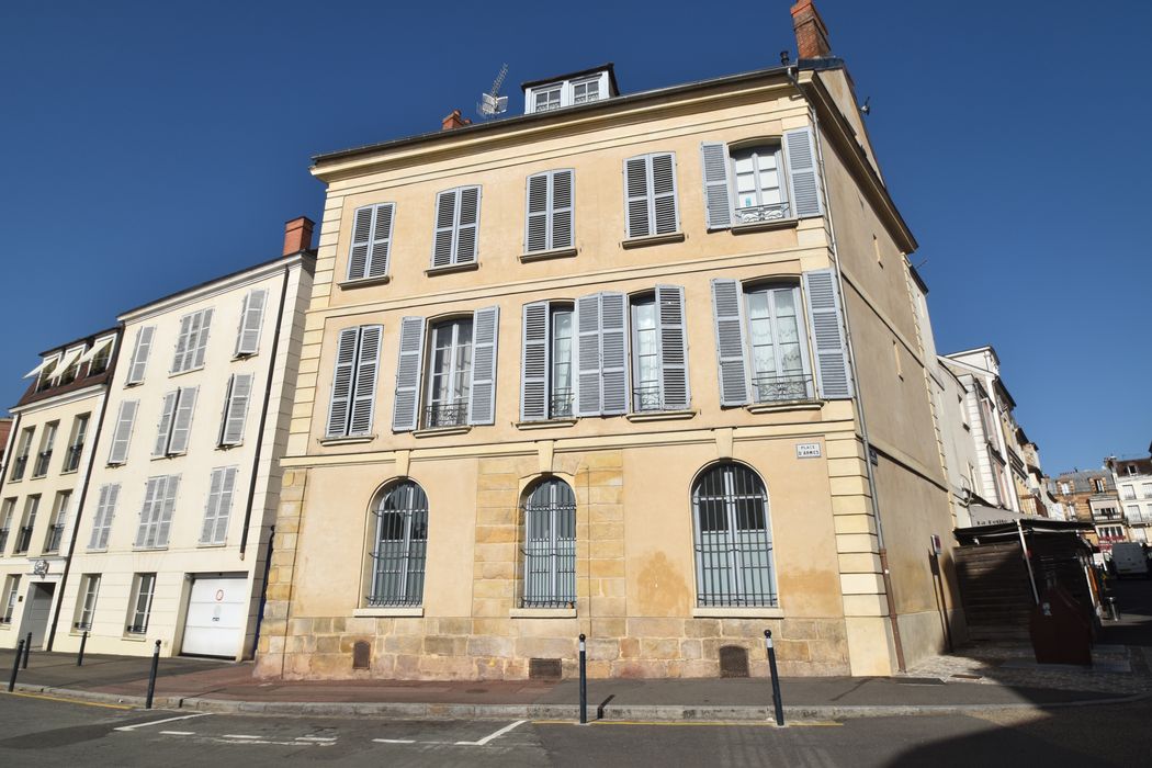 façade est sur la place