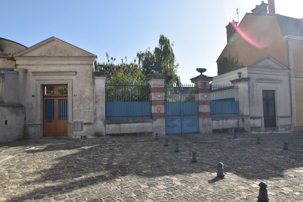 pavillon d’entrée sur la place