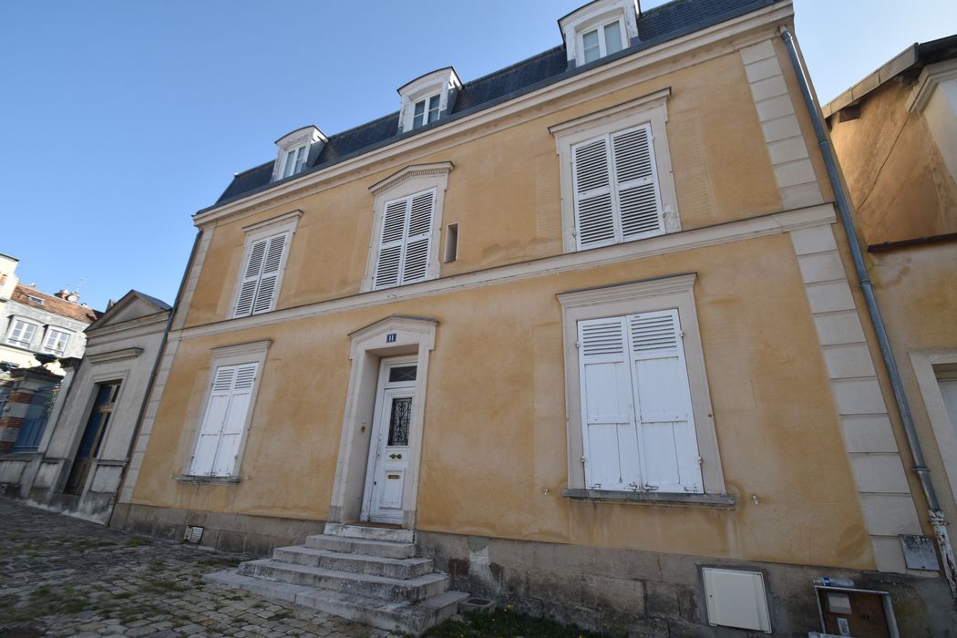 façade sur la place