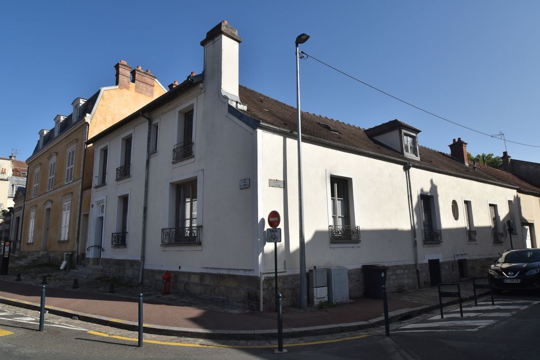 façades sur la place d’Armes et la rue d’Avon