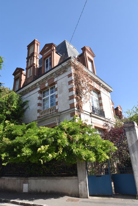 vue partielle des façades depuis la rue