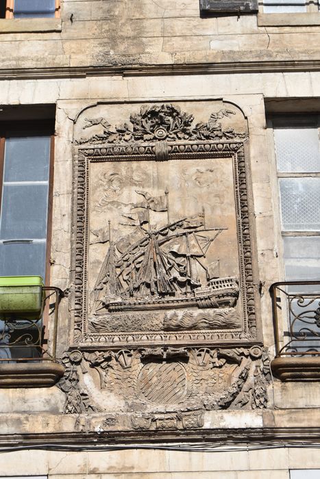 façade sud-est sur rue, détail du bas-relief