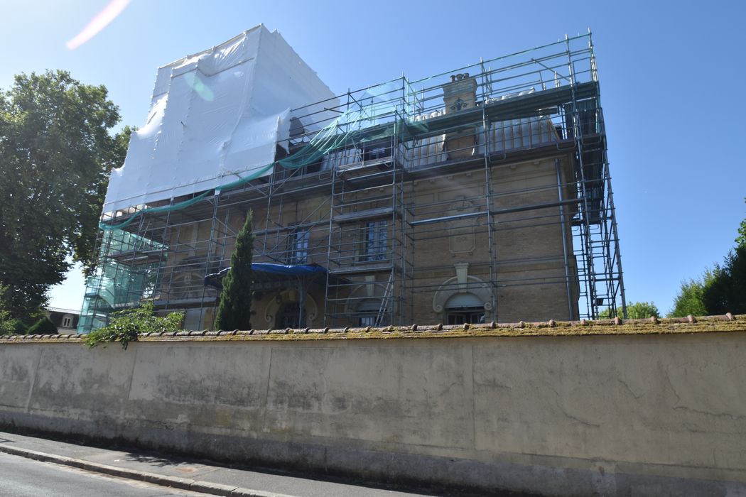 façade nord-est, vue partielle depuis la rue
