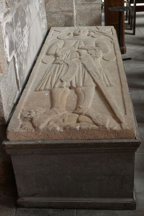 dalle funéraire de Robert IV de Beaumarchais