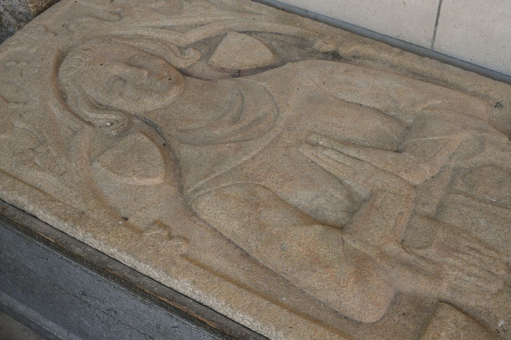 dalle funéraire de Robert IV de Beaumarchais, vue partielle