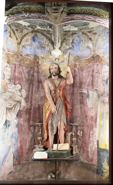 fonts baptismaux, retable, statue : saint Jean-Baptiste, tableau : prêtre baptisant un nouveau né