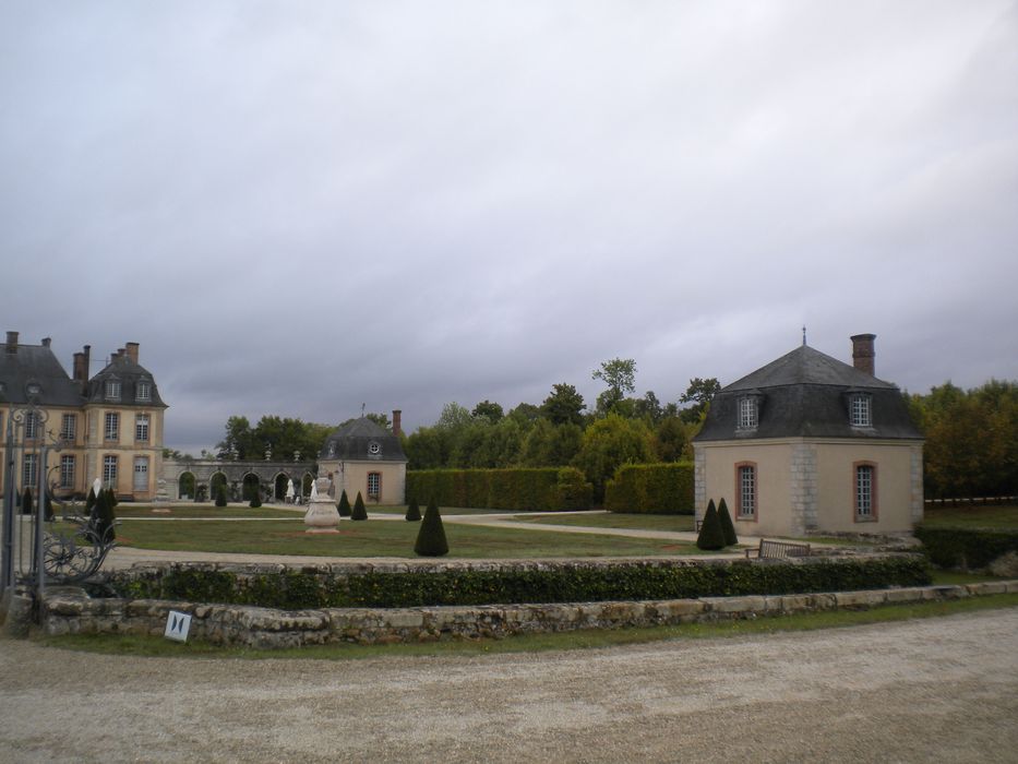 pavillons encadrant la cour d’honneur à l’Est