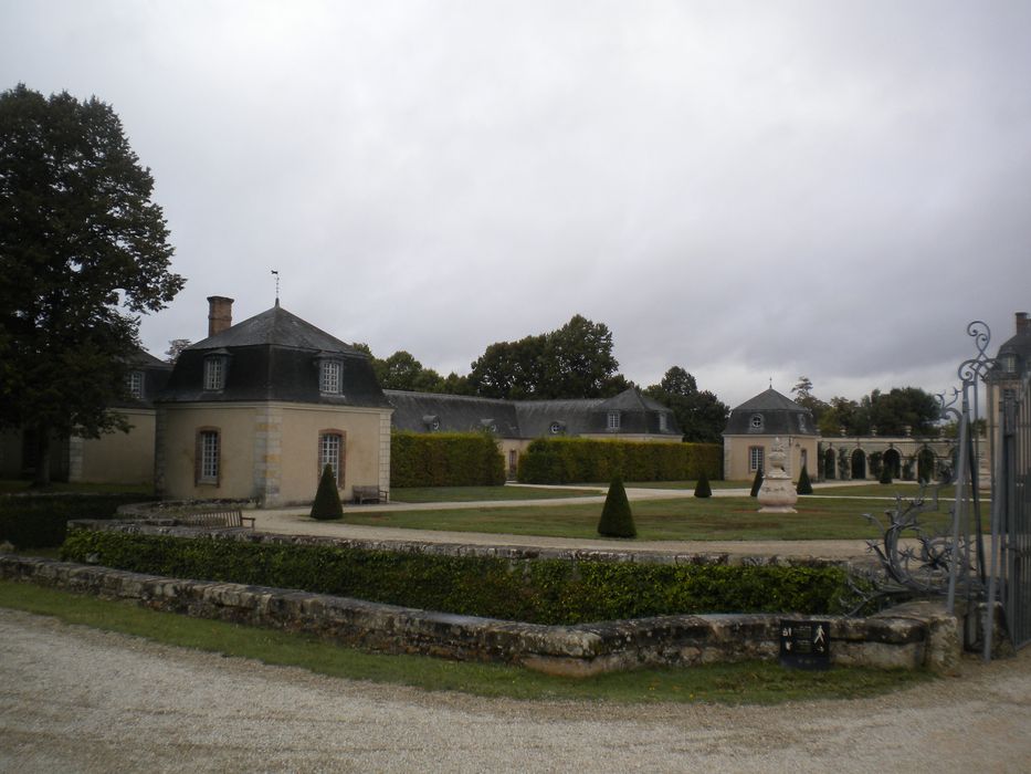 pavillons encadrant la cour d’honneur à l’Ouest