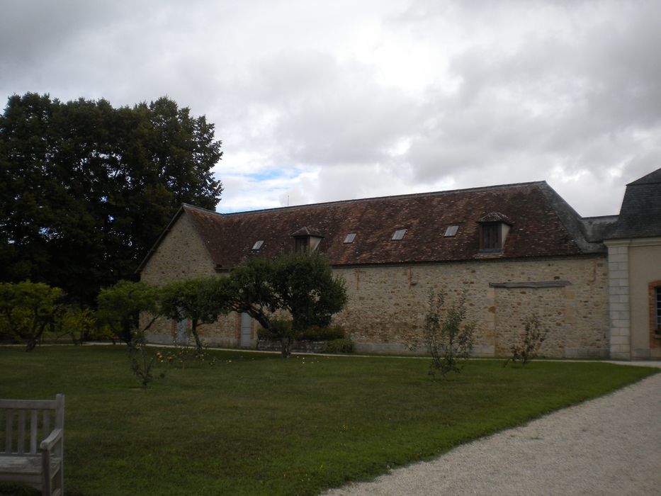 communs, façade sud-ouest, vue partielle