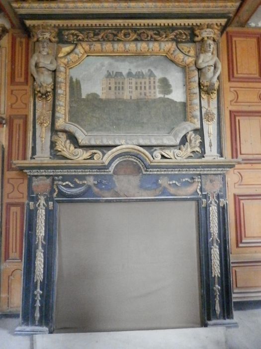 rez-de- chaussée, ancien salon dit salon doré, cheminée et son trumeau représentant le château
