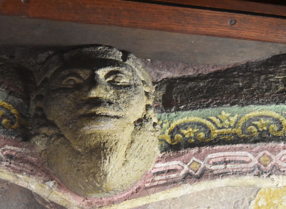 détail de la niche abritant la statue de saint Jean-Baptiste