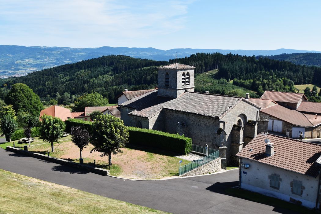 vue générale de l’église dans son environnement depuis le Nord-Ouest
