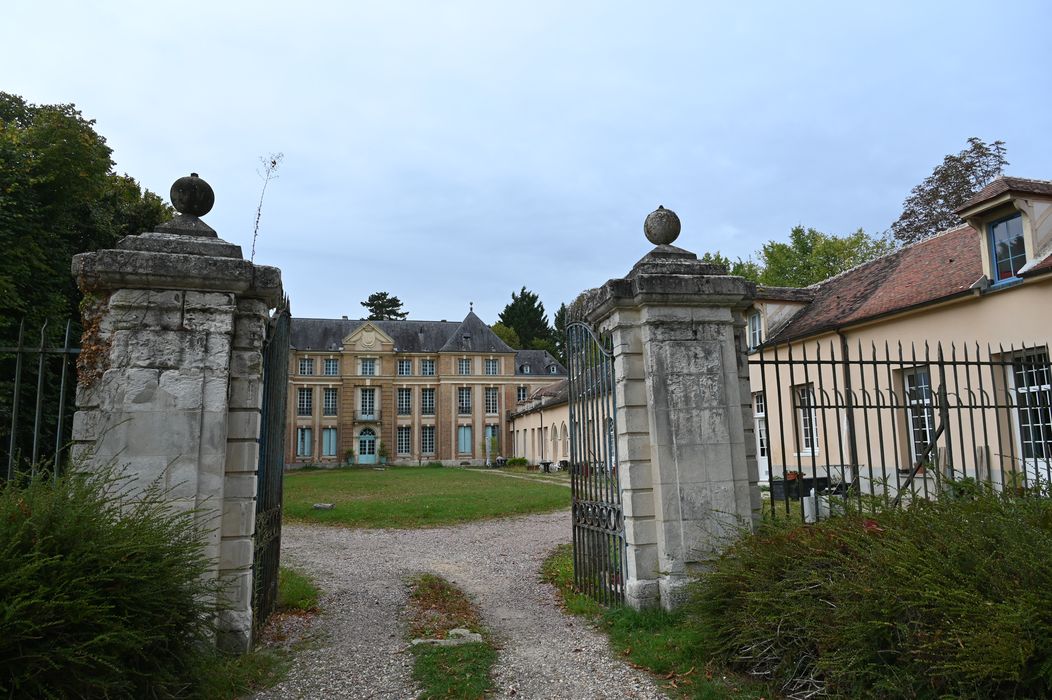 portail d’accès est à la cour d’honneur