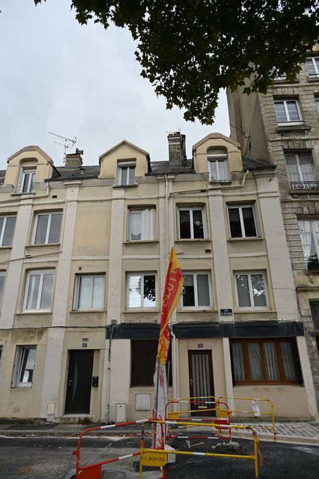 façade sur rue du n°84