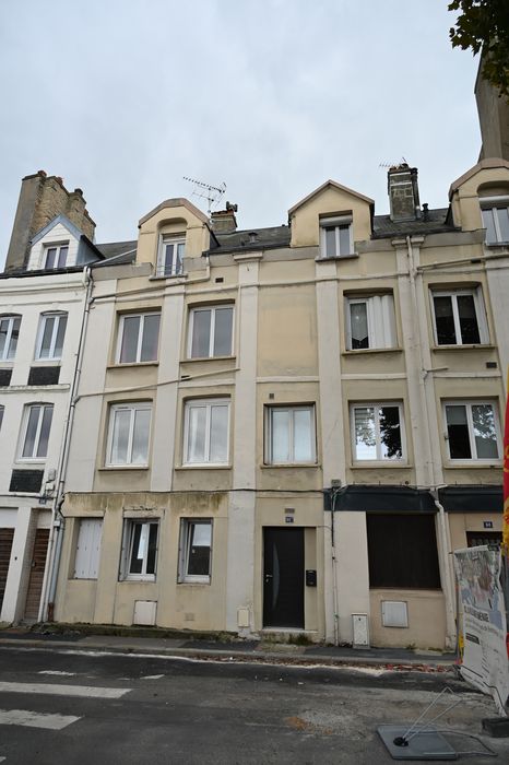 façade sur rue du n°84bis