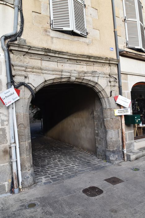 porche d’accès sur rue à la cour intérieure