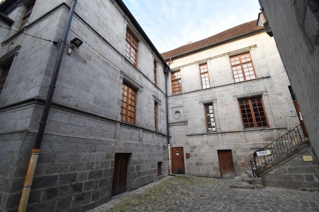 façades nord et est sur la cour intérieure