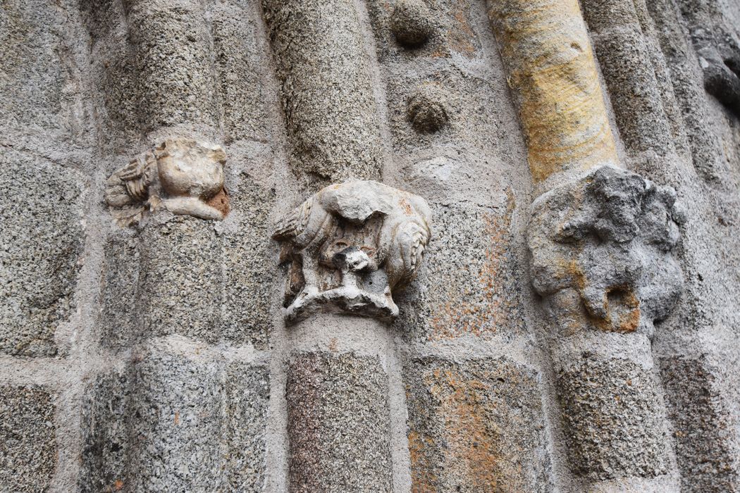 portail d’accès ouest, détail des chapiteaux de l’ébrasement de droite