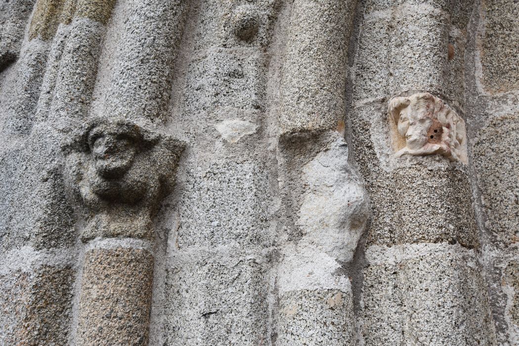 portail d’accès ouest, détail des chapiteaux de l’ébrasement de gauche