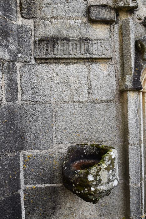 façade ouest, détail du bénitier extérieur et d’une inscription