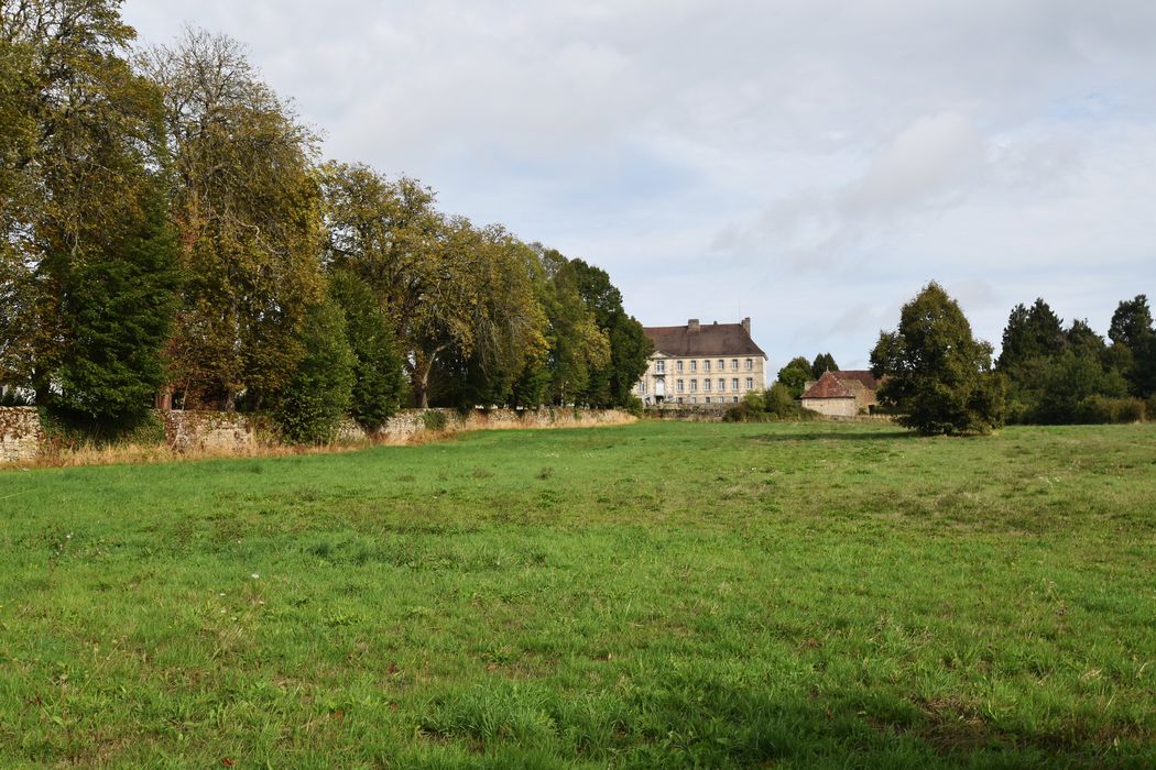 vue partielle du château dans son environnement depuis le Sud-Est