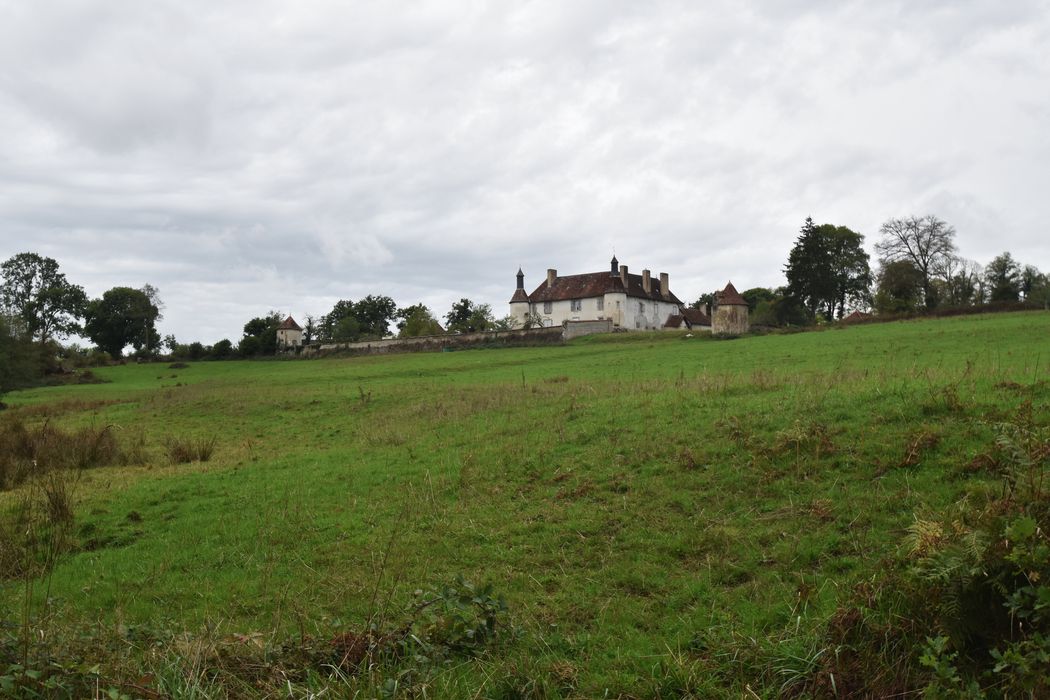 vue générale du château dans son environnement depuis le Nord-Est
