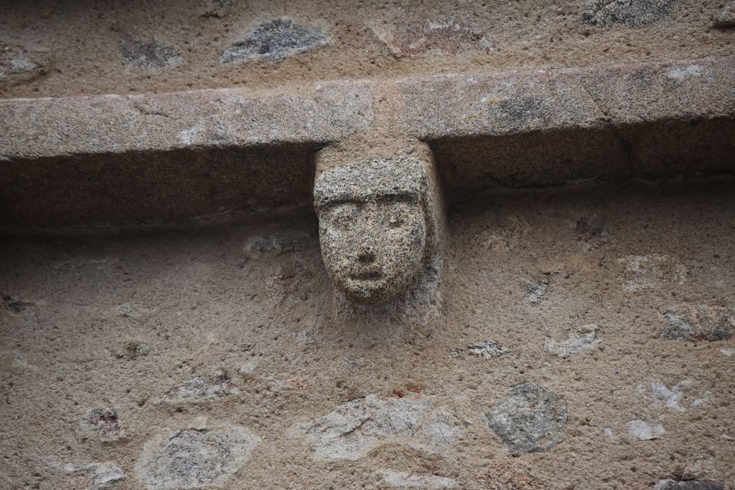 chevet, détail d’un modillon sculpté