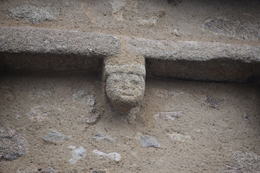 chevet, détail d’un modillon sculpté