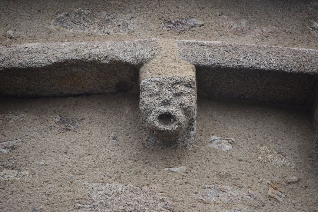 chevet, détail d’un modillon sculpté