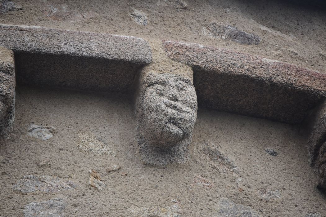 chevet, détail d’un modillon sculpté