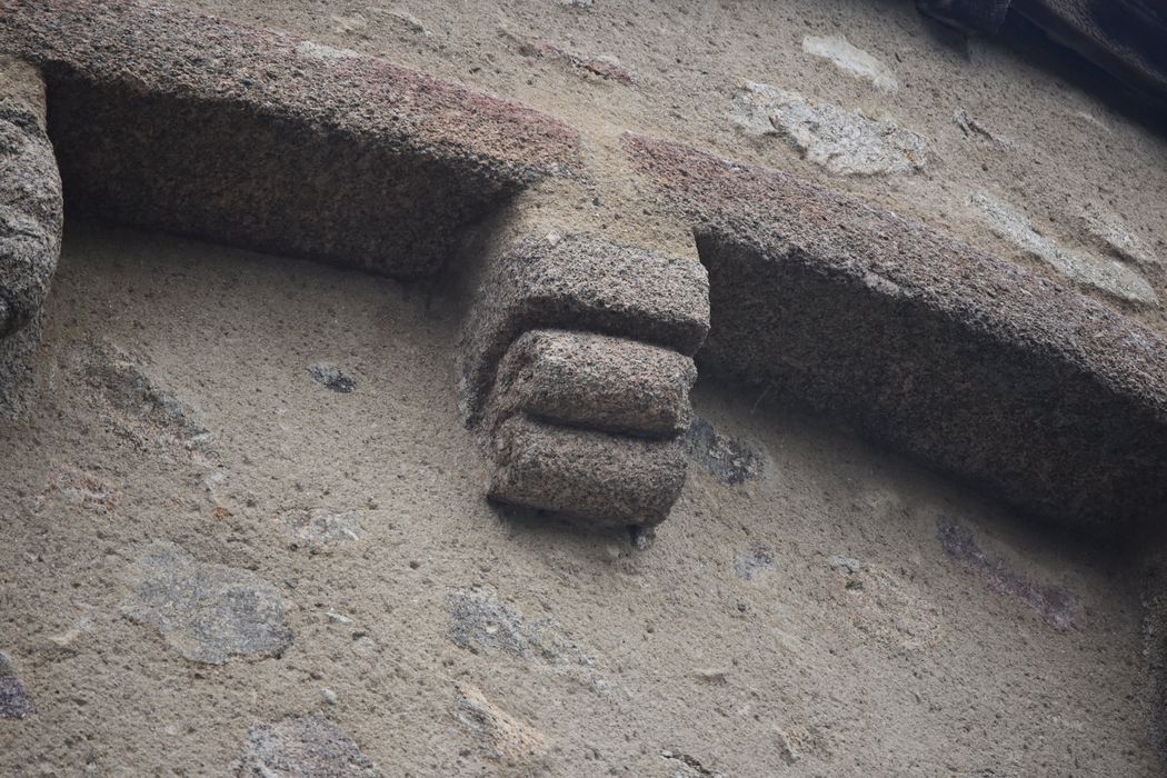 chevet, détail d’un modillon sculpté