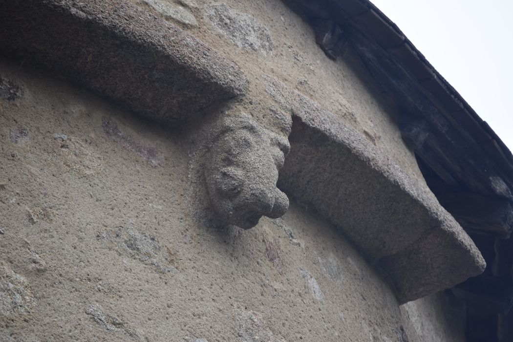 chevet, détail d’un modillon sculpté