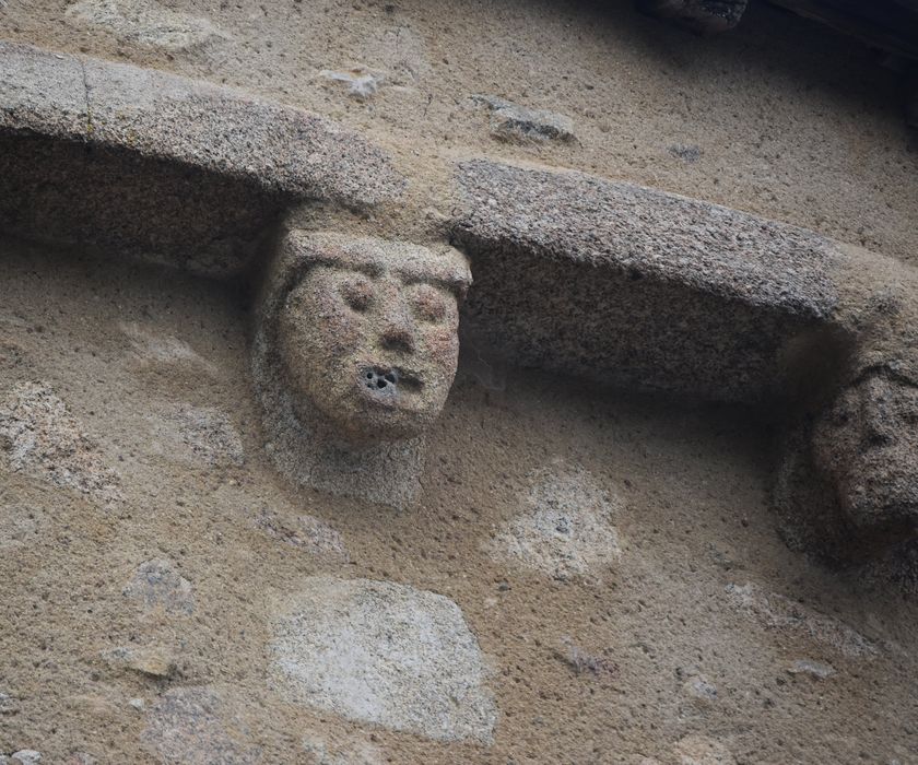 chevet, détail d’un modillon sculpté