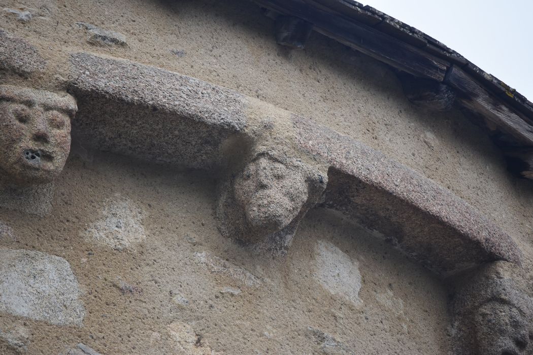 chevet, détail de modillons sculptés