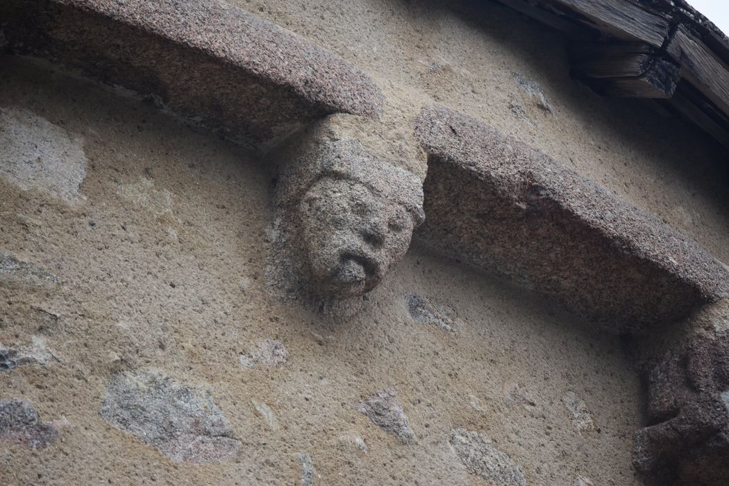 chevet, détail d’un modillon sculpté