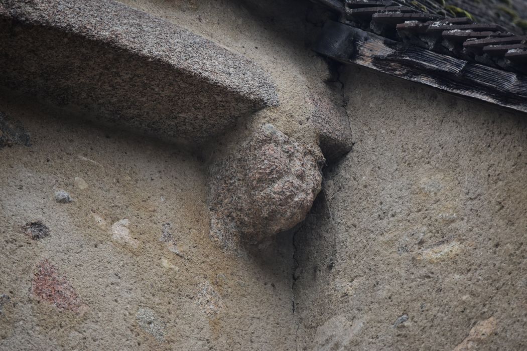 chevet, détail d’un modillon sculpté