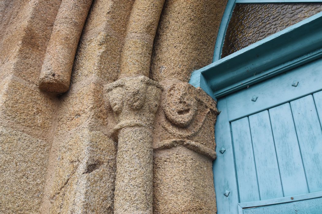 portail d’accès ouest, détail des chapiteaux 