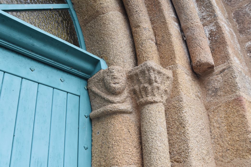 portail d’accès ouest, détail des chapiteaux 