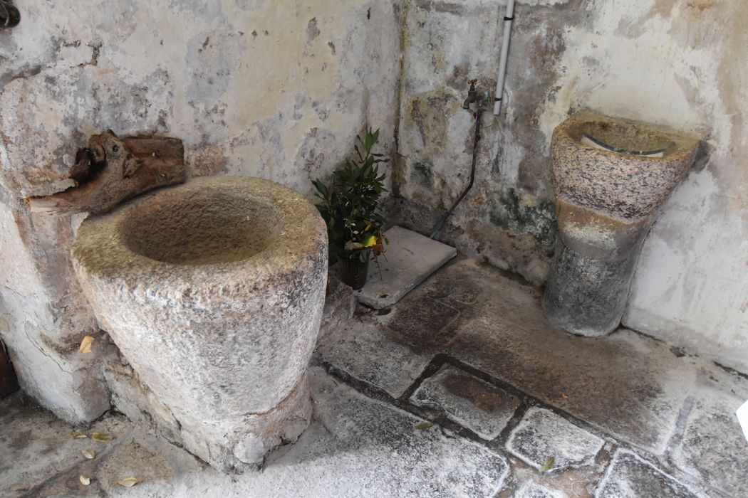 fonts baptismaux, bénitier