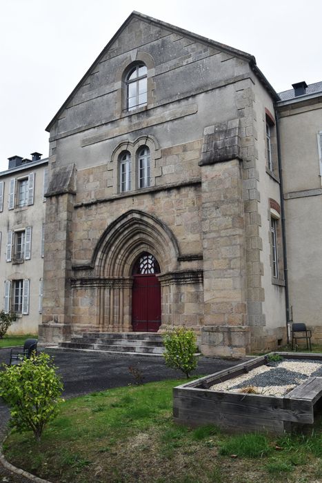 vue générale de la façade et de l’ancien portail