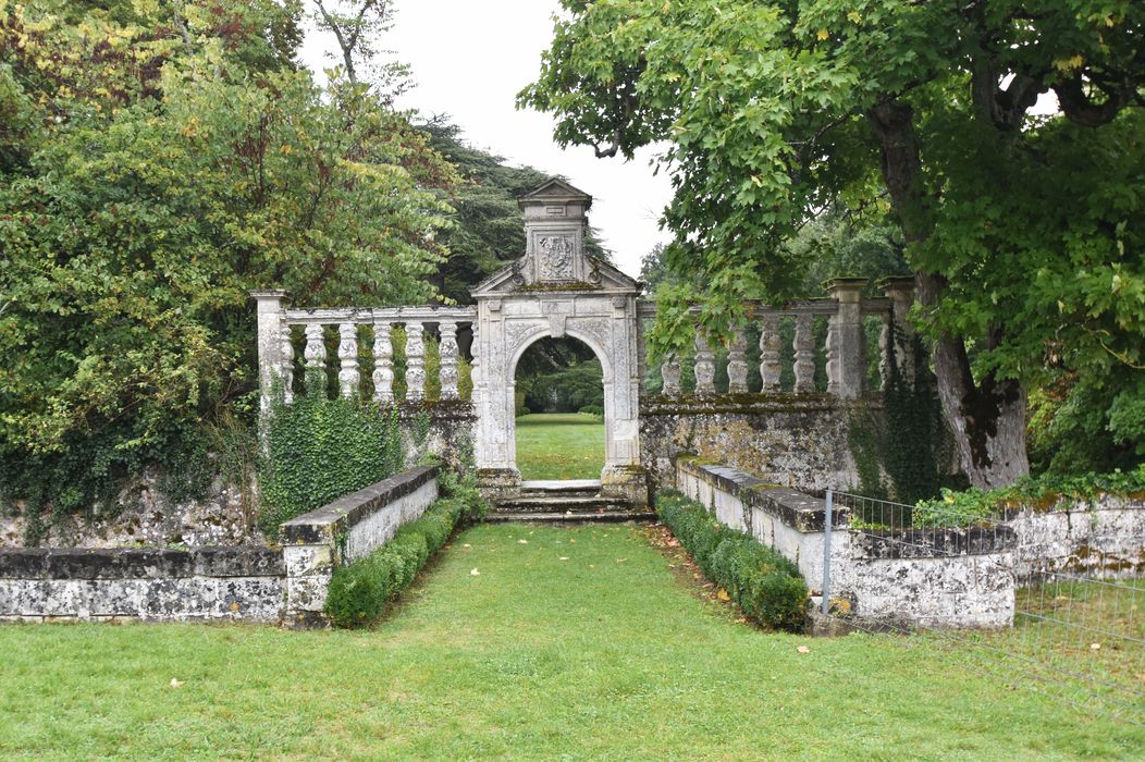 parc, porte d’accès à la grande allée est