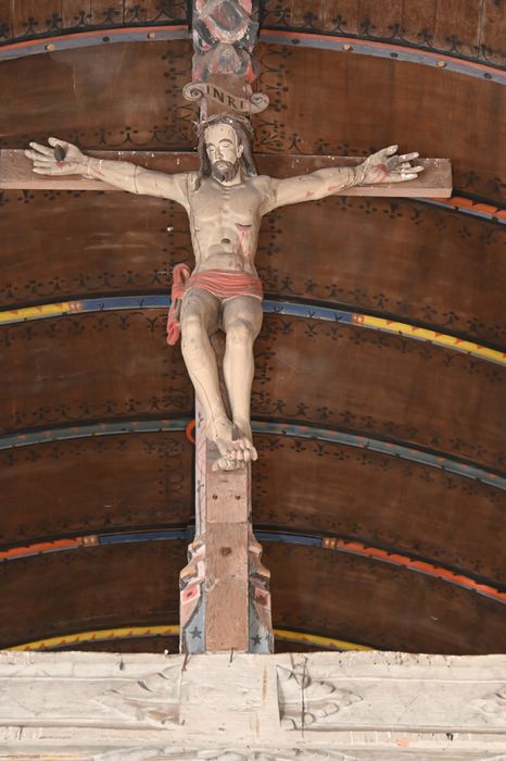 groupe sculpté (poutre de gloire) : Christ en croix