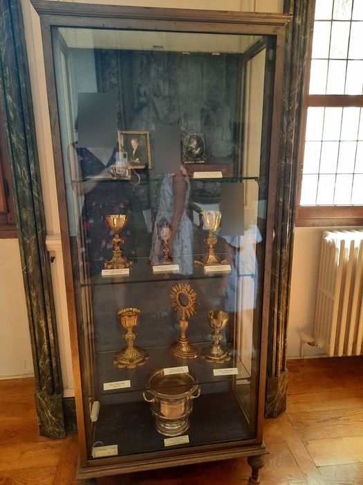 vitrine présentant l’orfèvrerie