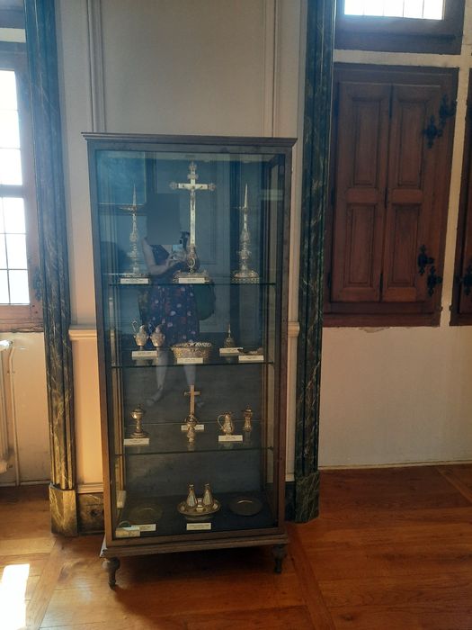 vitrine présentant l’orfèvrerie