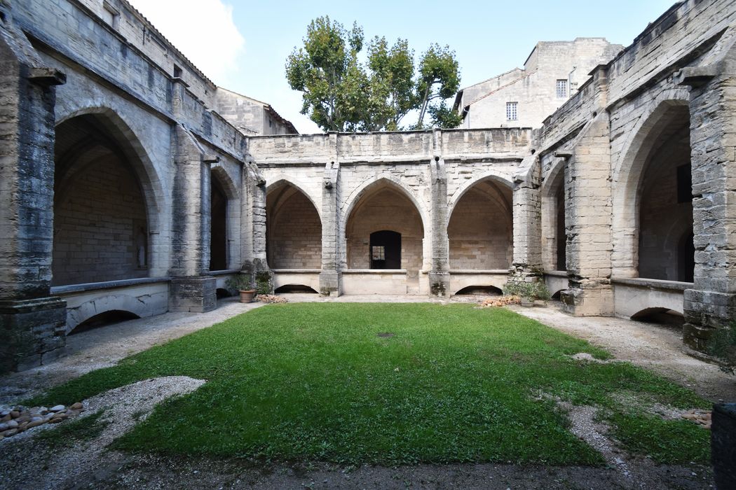 cloître, galeries ouest, nord et est