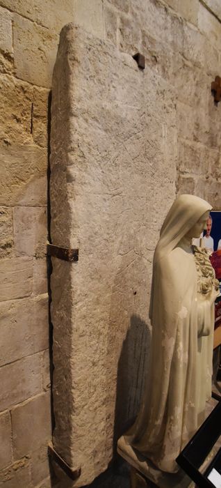 dalle funéraire de Gérauld Guy, chanoine et Capistol de Villeneuve