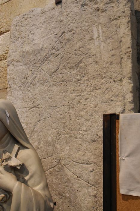 dalle funéraire de Gérauld Guy, chanoine et Capistol de Villeneuve, vue partielle